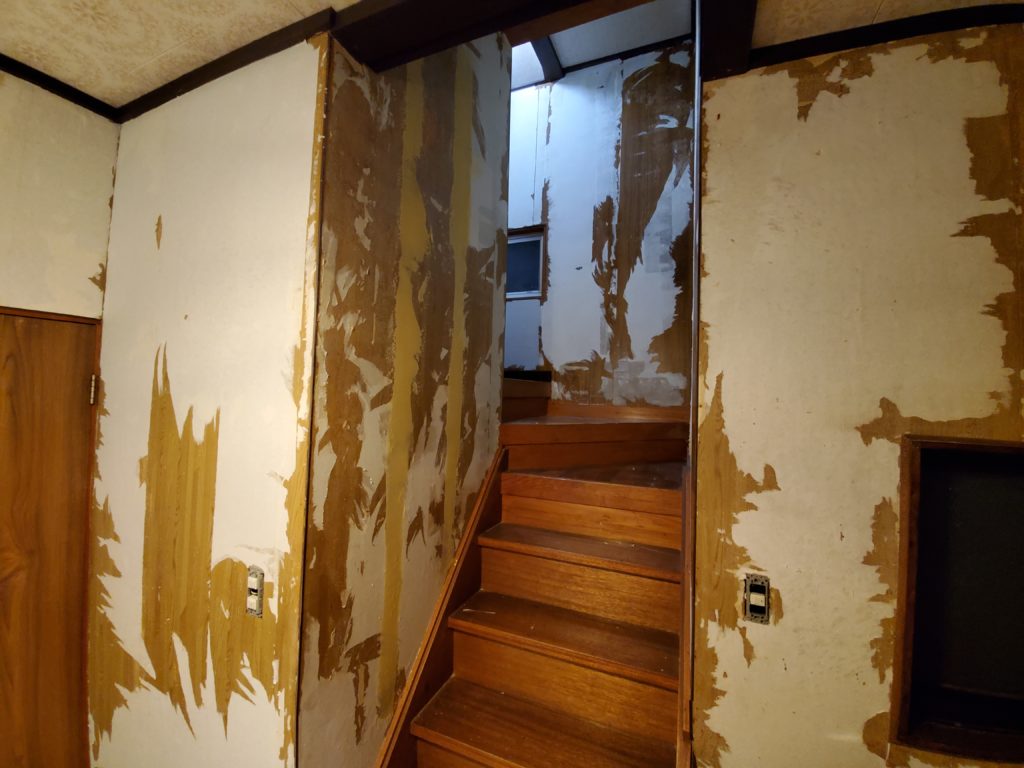 化粧ベニアにクロス 玄関 廊下 階段の壁紙張替え ハウスクリーニングのサンキュー